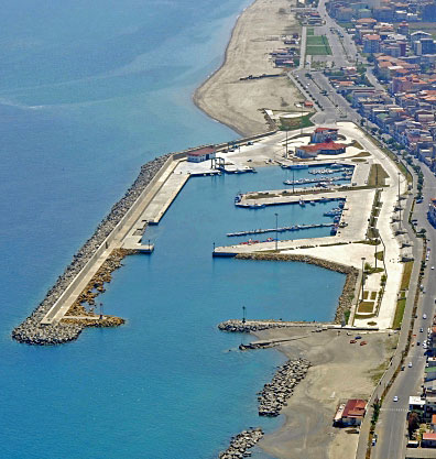 Schianto fatale sul lungomare di Cirò Marina: un 17enne di Sturno perde la vita