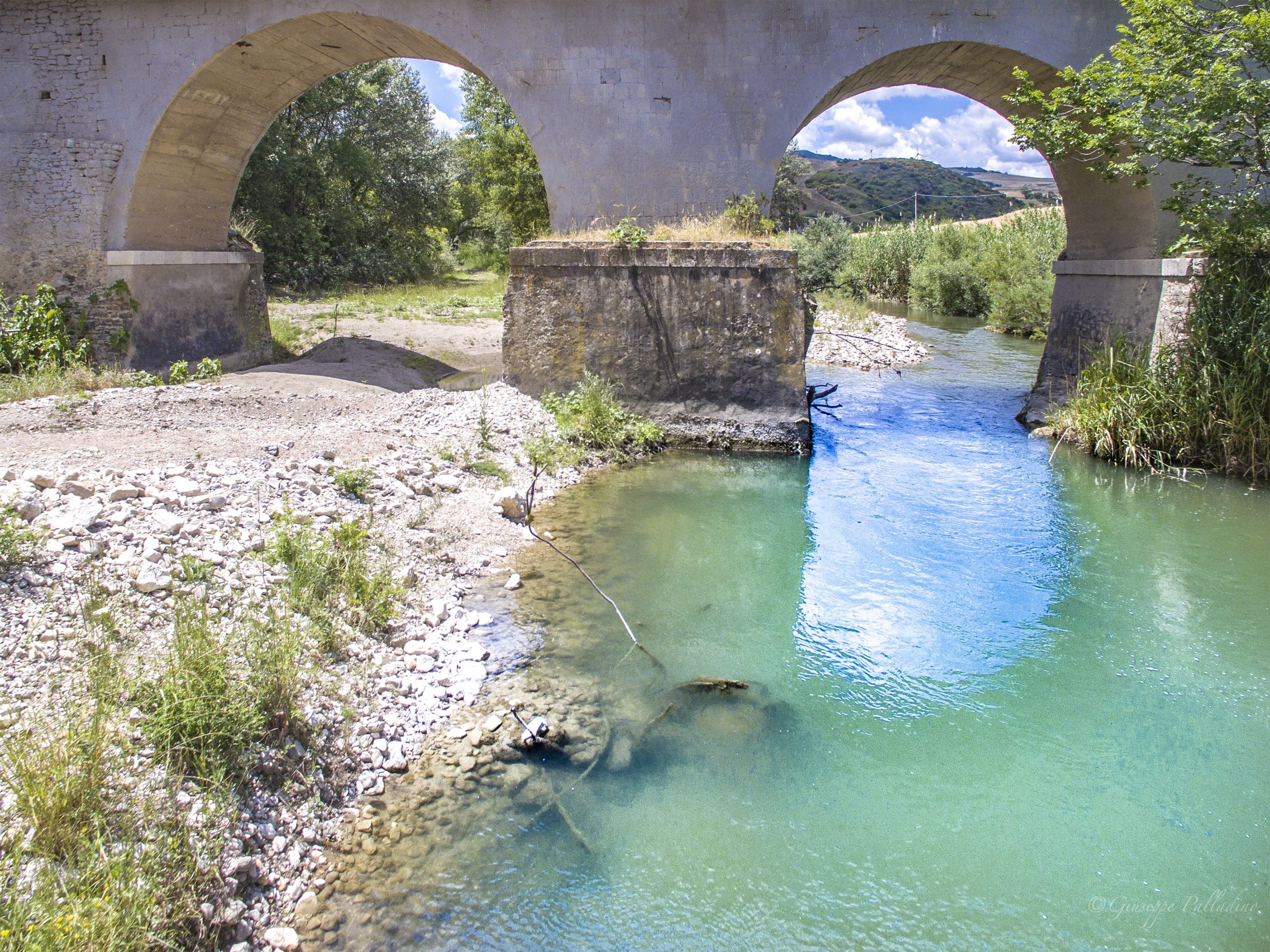 Tragico Ritrovamento a Ponte: Uomo di 41 Anni Morto in Piscina, Apertura Indagini