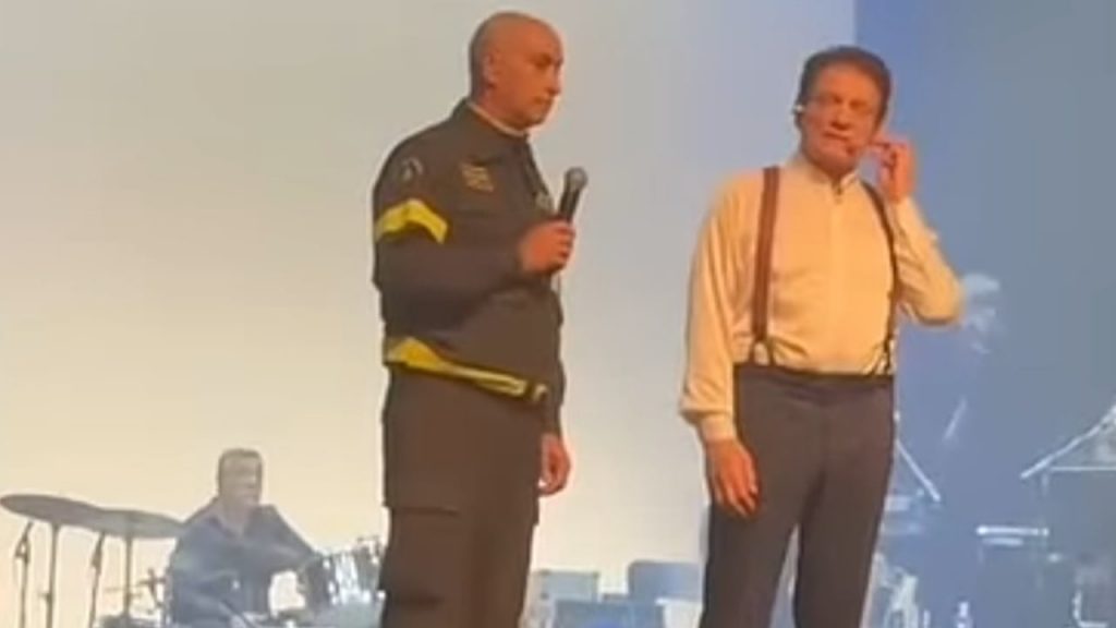 Massimo Ranieri e il vigile del fuoco - Frame YouTube - Retesei.com