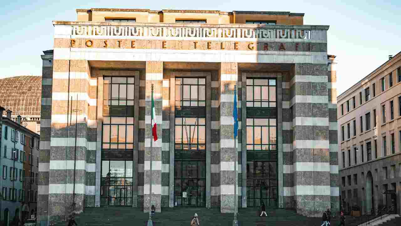 Si finge direttore delle Poste e le ruba mille euro: anziana truffata a Polla, indagano i carabinieri