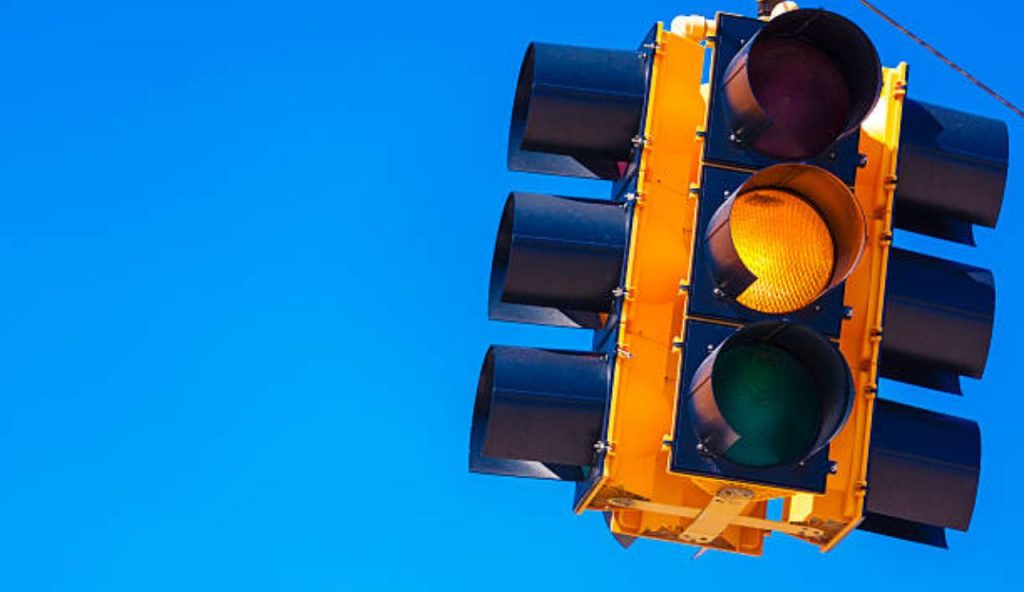 Semaforo giallo acceso e in funzione