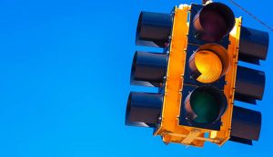 Semaforo giallo acceso e in funzione