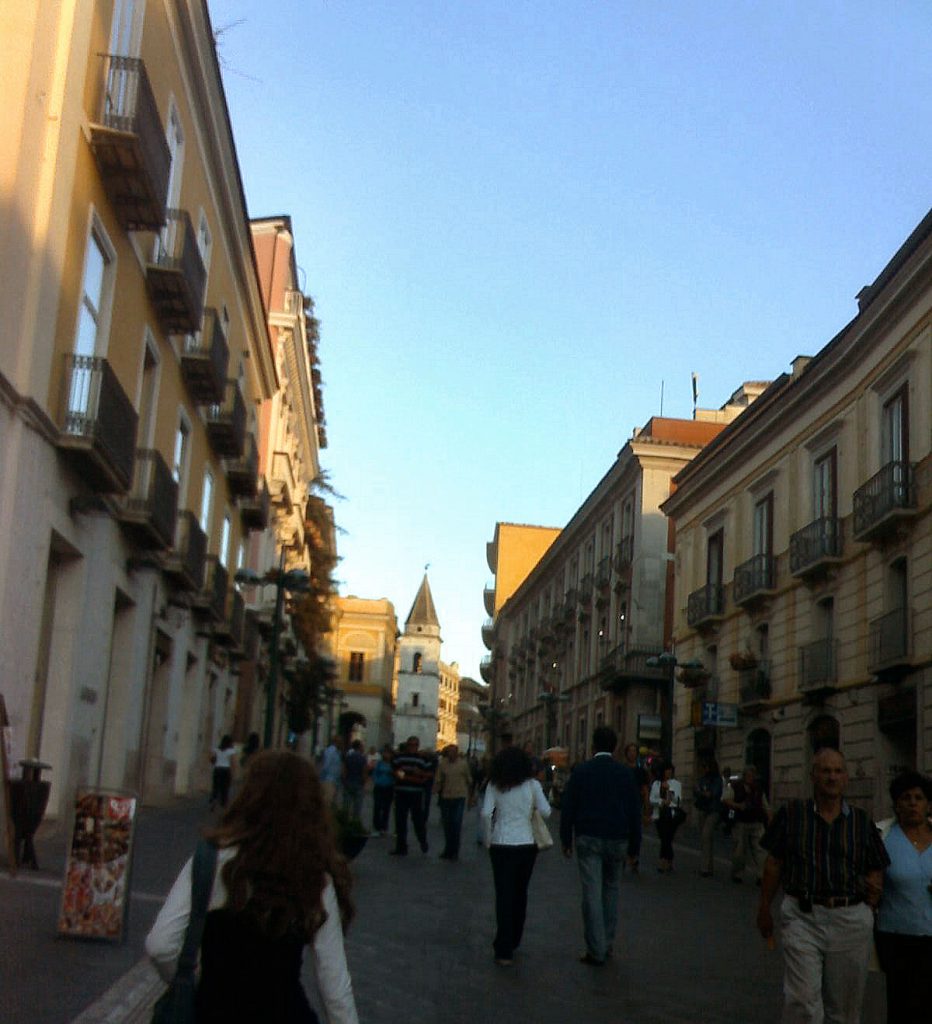 Benevento: Stretta Anti-Assembramento, Vietato Soffermarsi per Conversare nel Centro Storico