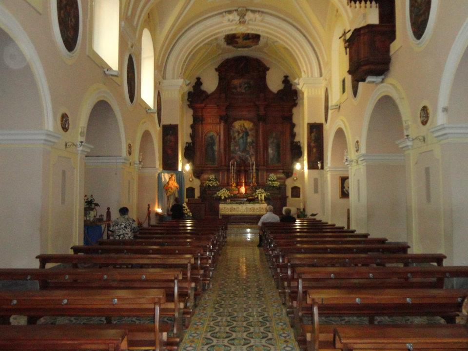 Borseggio in Chiesa ad Avellino: Il Responsabile Rintracciato e Denunciato
