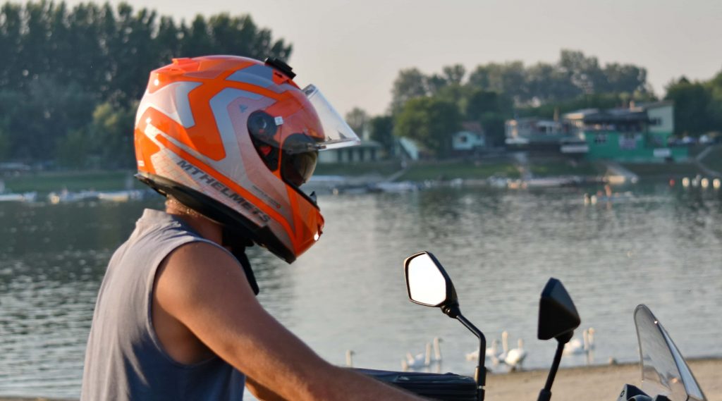 Impatto violento a Benevento: due giovani motociclisti feriti in scontro con auto