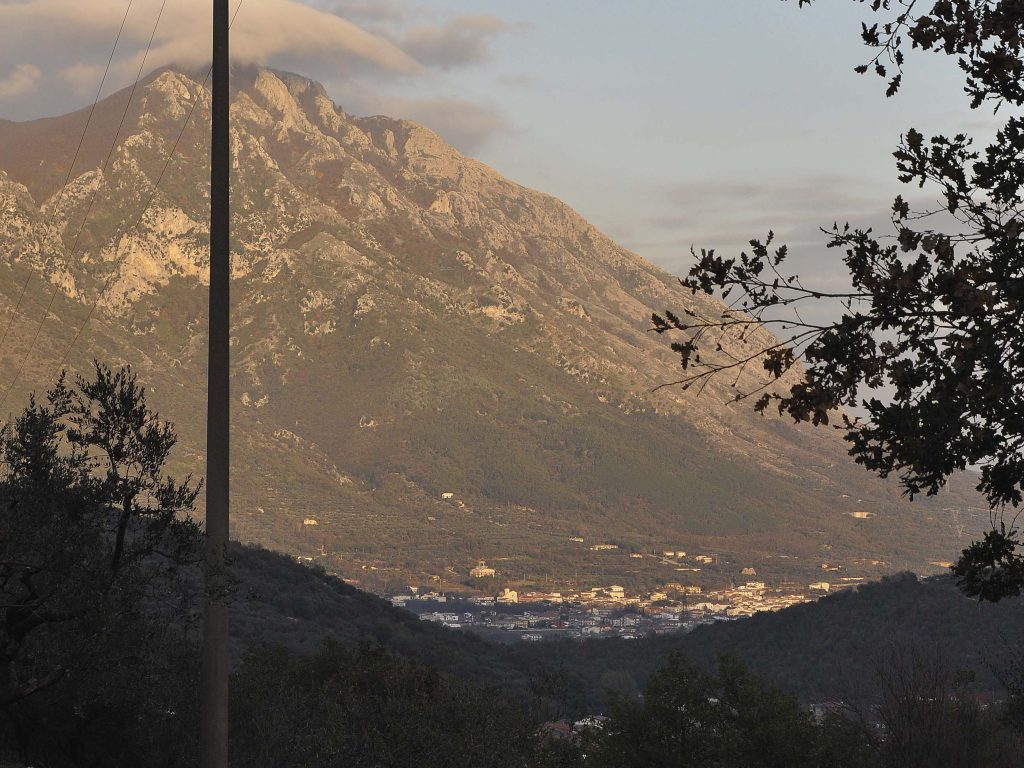 Tragico Ritrovamento a Bucciano: Anziana 88enne Rinvenuta Deceduta in Casa, Prime Ipotesi Suggeriscono Cause Naturali