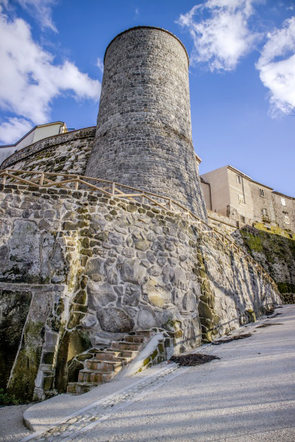 Ecco alcune opzioni per un titolo di notizia accattivante e unico, basato sullo slug fornito:

1.  **Di Santo scende in campo: sfida aperta per la poltrona di sindaco a Castelvenere.**
2.  **Castelvenere, Di Santo annuncia la candidatura ufficiale a sindaco: Pronto per la sfida.**
3.  **È ufficiale: Di Santo si candida a sindaco di Castelvenere, al via la corsa per le Amministrative.**
4.  **Di Santo alza il guanto: punta a diventare il prossimo sindaco di Castelvenere.**
5.  **A sorpresa, Di Santo lancia la sua corsa a sindaco per le Amministrative di Castelvenere.**