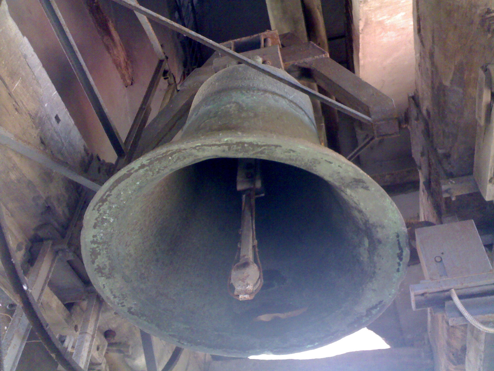 Benevento Saluta l’Arcivescovo Serafino Sprovieri: Il Cordoglio della Provincia e il Ricordo di un Impegno Sociale