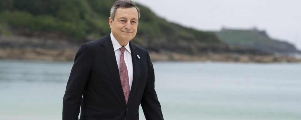 Il Presidente Draghi e la Vaccinazione Eterologa: “Funziona, il mio turno è martedì” – Analisi della Campagna Nazionale