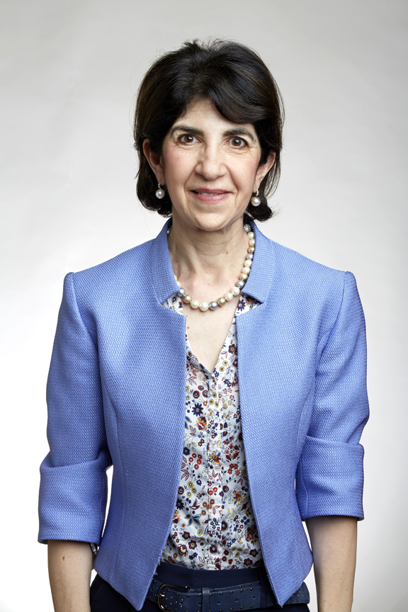 La Scienza e lo Spirito: Il Percorso di Fabiola Gianotti tra i Segreti dell’Universo
Il XVIII secolo vide Sir Isaac Newton, il geniale scienziato inglese, confrontarsi con quesiti fondamentali sull’essenza dell’universo. Egli si interrogava sulle immense distese quasi prive di materia, sul mistero della gravità che unisce sole e pianeti senza interposizione densa, sull’ordine e la bellezza che permeano la natura, e sul fine ultimo delle comete, chiedendosi perché i pianeti si muovessero in orbite concentriche uniformi, in netto contrasto con le traiettorie eccentriche delle comete, e cosa impedisse alle stelle fisse di collassare l’una sull’altra. La sua curiosità si estendeva alla perfezione anatomica dell’occhio e dell’orecchio, domandandosi se potessero essere stati creati senza conoscenza di ottica e acustica, e come i movimenti corporei derivassero dalla volontà, o da dove provenisse l’istinto animale.
Da esperto in matematica, fisica, astronomia, filosofia, teologia e alchimia, Newton rispose affermando “con evidenza” l’esistenza di “un Essere incorporeo, vivente, intelligente, onnipresente”, che percepisce e comprende intimamente ogni cosa nell’infinito spazio come nel proprio “sensorio”. Non credeva che l’universo potesse essere spiegato esclusivamente da cause naturali, ma lo attribuiva alla “saggezza e all’ingegnosità di un Essere intelligente”. Per Newton, la grandezza umana risiede nella consapevolezza della propria immensa ignoranza: “Quello che conosciamo non è che una gocciolina e quello che non conosciamo un oceano”.
È in questa tradizione di interrogazione, umiltà intellettuale e apertura al trascendente che si colloca Fabiola Gianotti, la celebre scienziata italiana scelta da Papa Francesco come membro ordinario della Pontificia Accademia delle Scienze. Nata a Roma il 29 ottobre 1960 da madre letterata siciliana e padre geologo piemontese, Fabiola si trasferì a Milano all’età di sette anni. Dopo aver completato gli studi presso la scuola media “Tommaseo” e il liceo classico delle Orsoline, si laureò in Fisica sperimentale all’Università Statale di Milano nel 1984, proseguendo con un dottorato di ricerca focalizzato sulle particelle elementari. La sua carriera scientifica prese il volo nel 1987, quando entrò a far parte del CERN di Ginevra. Nel 2013 divenne professore all’Università di Edimburgo e, dal 2016, è la prima donna a ricoprire la carica di Direttrice Generale dell’Organizzazione Europea per la Ricerca Nucleare, ruolo che le è stato rinnovato per un secondo mandato fino al 2025. Ha ricevuto numerosi riconoscimenti sia in Italia che a livello internazionale.
Tra i suoi lavori più significativi spicca il ruolo cruciale nella scoperta del “bosone di Higgs”, impropriamente soprannominato “la particella di Dio”. Secondo il premio Nobel Carlo Rubbia, questo bosone “rappresenta la transizione fra ciò che conosciamo e la fisica del futuro”.
La personalità di Fabiola Gianotti è sorprendentemente poliedrica: diplomata in pianoforte al Conservatorio di Milano, esperta ballerina, è anche un’appassionata lettrice di letteratura classica, con una predilezione per Dostoevskij, lo scrittore russo che proclamò “La bellezza salverà il mondo”. Ammira profondamente i film di Ermanno Olmi, il quale, nel suo silenzioso percorso di ricerca del Mistero, ammetteva: “Cerchiamo Dio nel mistero, ma Lui si è già rivelato”. Con tali maestri di vita, si comprende il coraggio di Gianotti nel dichiararsi credente, rifacendosi proprio a Newton quando afferma: “Quello che io vedo nella natura, la sua semplicità, la sua eleganza, mi avvicina all’idea di una mente intelligente ordinatrice”.
Per Fabiola Gianotti, la ricerca scientifica e la ricerca di Dio, pur mantenendo distinti i rispettivi ambiti, possono integrarsi armoniosamente nella vita. Ella sostiene che scienza e fede “non solo possono convivere, ma possono aiutarsi a vicenda, perché offrono interpretazioni diverse della stessa realtà”. Nessuna di queste interpretazioni è assoluta, poiché la scienza offre una visione parziale, valida e vera, ma pur sempre incompleta, e non si può ridurre tutto alla sola conoscenza scientifica. Allo stesso modo, la religione necessita di un pensiero critico e razionale per non degenerare in fondamentalismo. In sintesi, “Le scoperte della scienza arricchiscono la fede”.
Gianotti non esita a dichiarare pubblicamente la propria fede in Dio, specialmente quando intervistata in televisione da giornalisti che spesso si aspettano da figure scientifiche di alto profilo dichiarazioni di ateismo. Alla domanda sulla sua fede, risponde con prontezza e sicurezza: “Sì, io credo in Dio”, aggiungendo poi: “Saremmo troppo ambiziosi e arroganti se pensassimo di poter spiegare l’origine del mondo. Mai la scienza potrà dimostrare l’esistenza o la non esistenza di Dio”. Fabiola Gianotti non è sposata, poiché la missione dello scienziato, come quella del sacerdote, è intrinsecamente impegnativa e totalizzante.