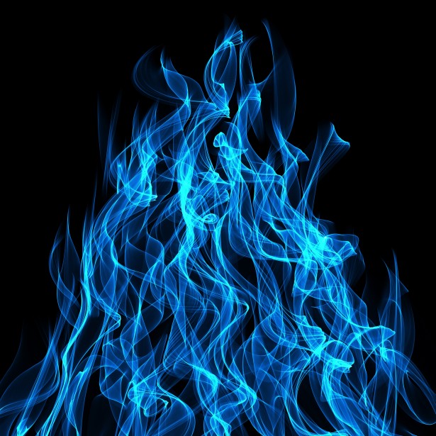 Incendio notturno a Foglianise: Vigili del Fuoco in azione, salvati gli occupanti di una casa in fiamme.