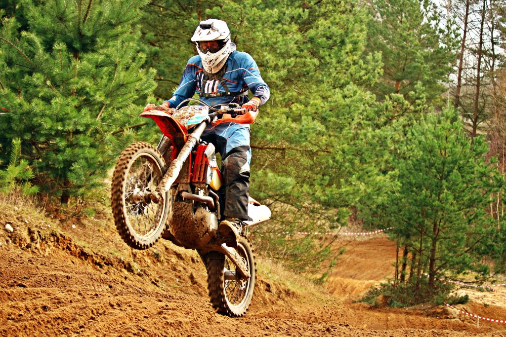 Circuito da Motocross Illegale su Terreno Agricolo: Un Sessantenne Denunciato e Area Sequestrata