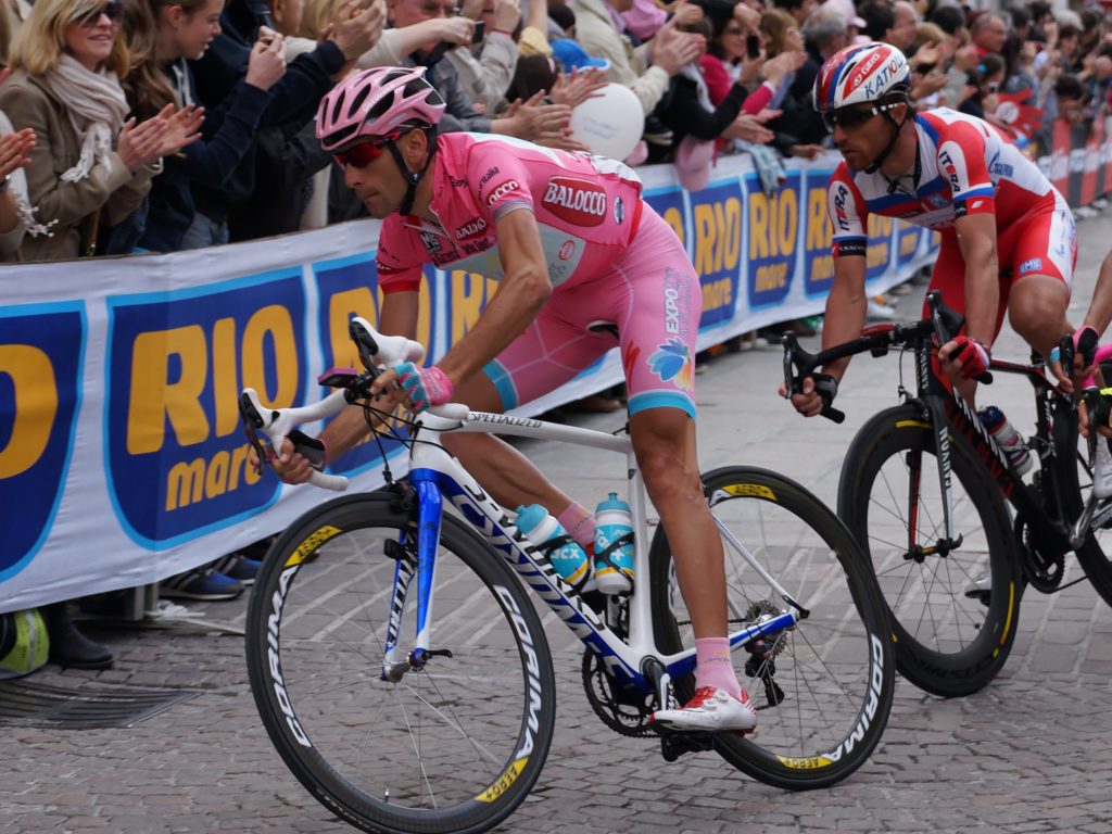 La Torre di Summonte si Illumina di Rosa per Onorare il Giro d’Italia