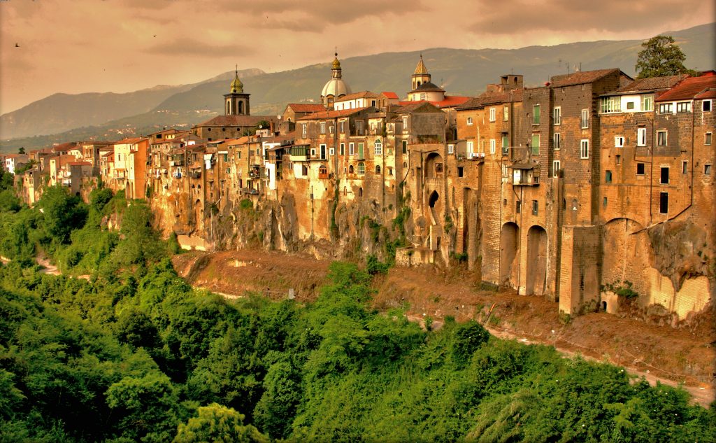 Campania: Le Restrizioni si Allentano, Verso la Zona Arancione da Martedì