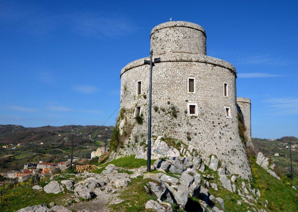 Montesarchio: Percorsi Storici al Castello e alla Torre Ripristinati con Nuove Infrastrutture per i Visitatori