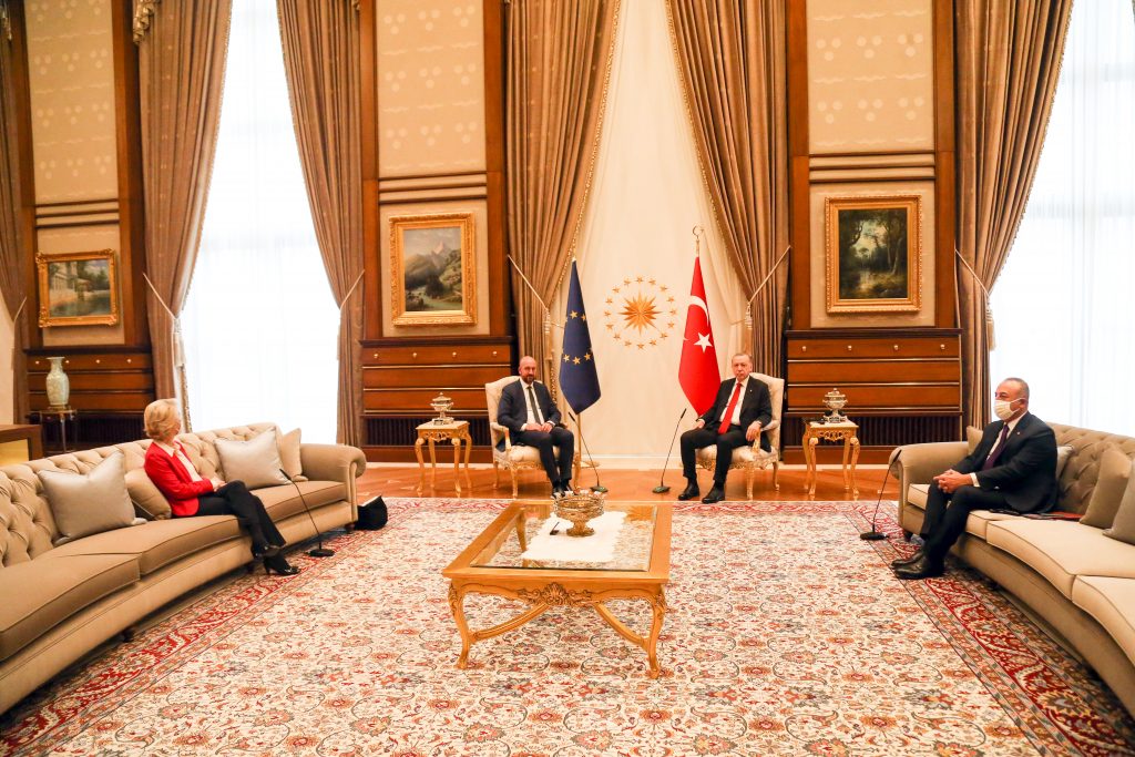 L’Affronto del Protocollo ad Ankara: La Sedia Negata a Von der Leyen Scatena la Condanna Europea