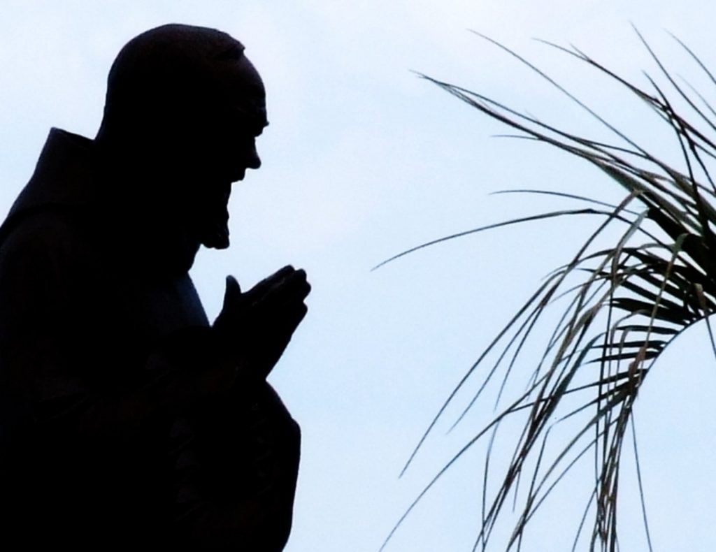 Pellegrino tra Pellegrini: Papa Francesco, le Stigmate di Padre Pio e il Cuore Pulsante della Speranza