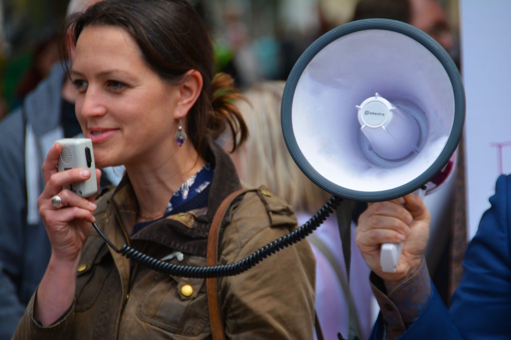 Crisi Sanitaria Irpina: Professionisti Precari in Piazza per Chiedere Certezze e Rilancio del Sistema