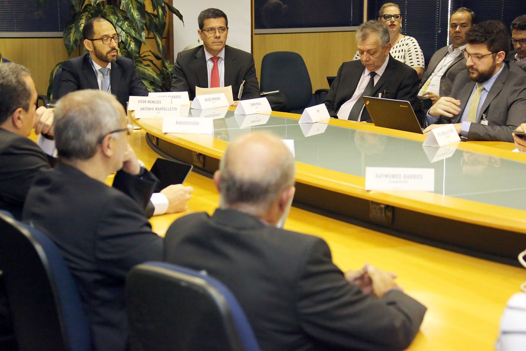 Strategie Sanitarie per la Campania: L’Incontro tra De Luca e Alaia su Vaccini e Riapertura Scuole