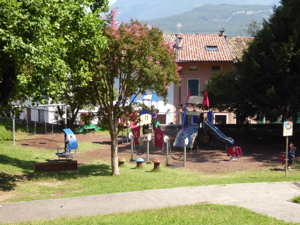 Rinnovamento Completo per il Parco Giochi Comunale: Sicurezza e Inclusione per le Famiglie
