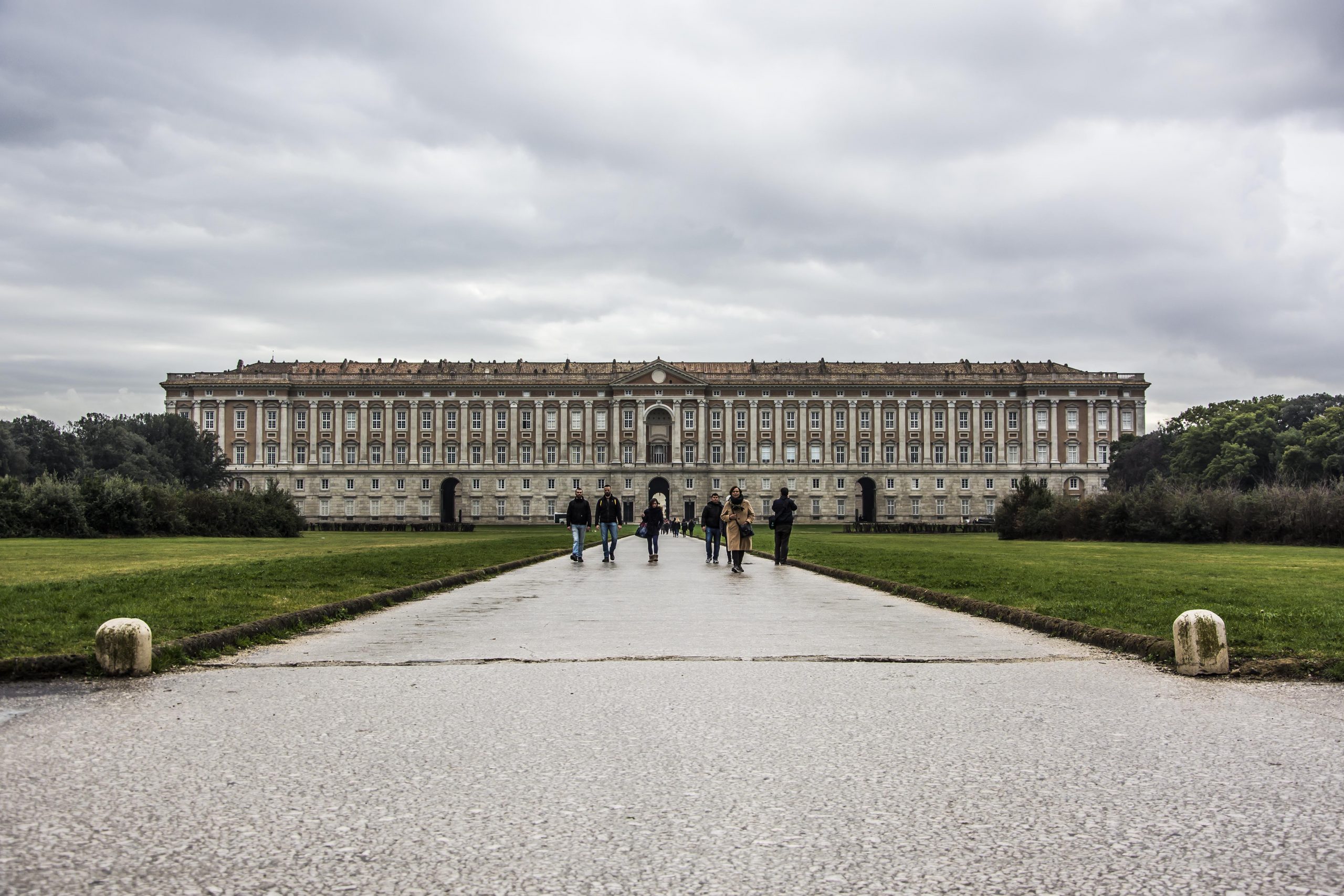 La Magnificenza Reale nel Bicchiere: Giovani Imprenditori di Pietrelcina Fanno Rivivere il Vino Storico della Reggia di Caserta.