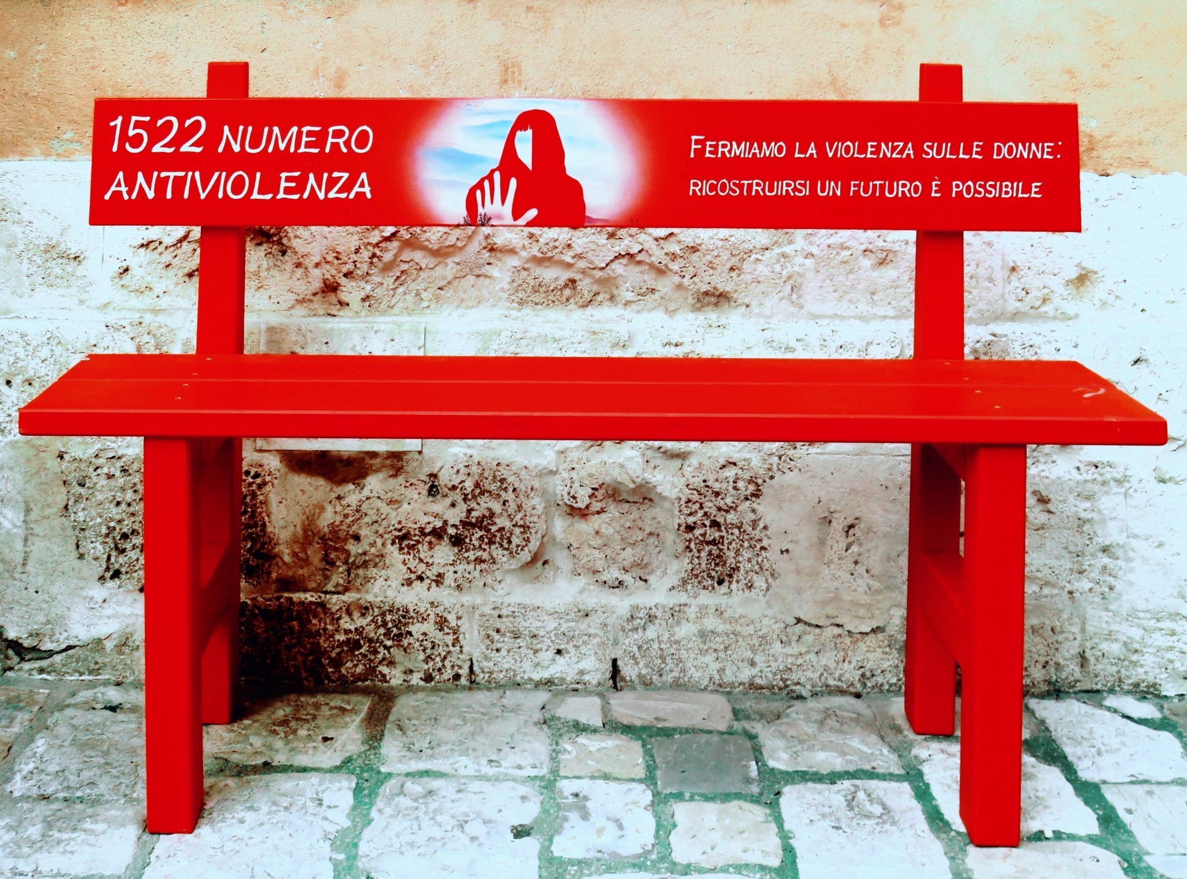 Airola: La Panchina Rossa, Un Segnale Contro la Violenza di Genere