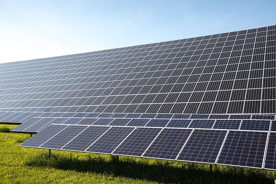 Incendio su Tetto Fotovoltaico: Villetta in Fiamme ad Avellino, Residenti Illesi