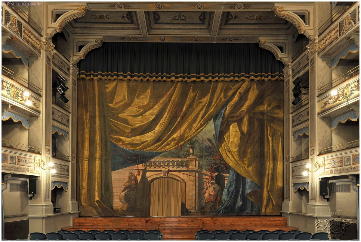 Trionfo Teatrale a Napoli: Red Roger Si Aggiudica il Prestigioso Premio per la Miglior Regia con ‘Edison vs Tesla’