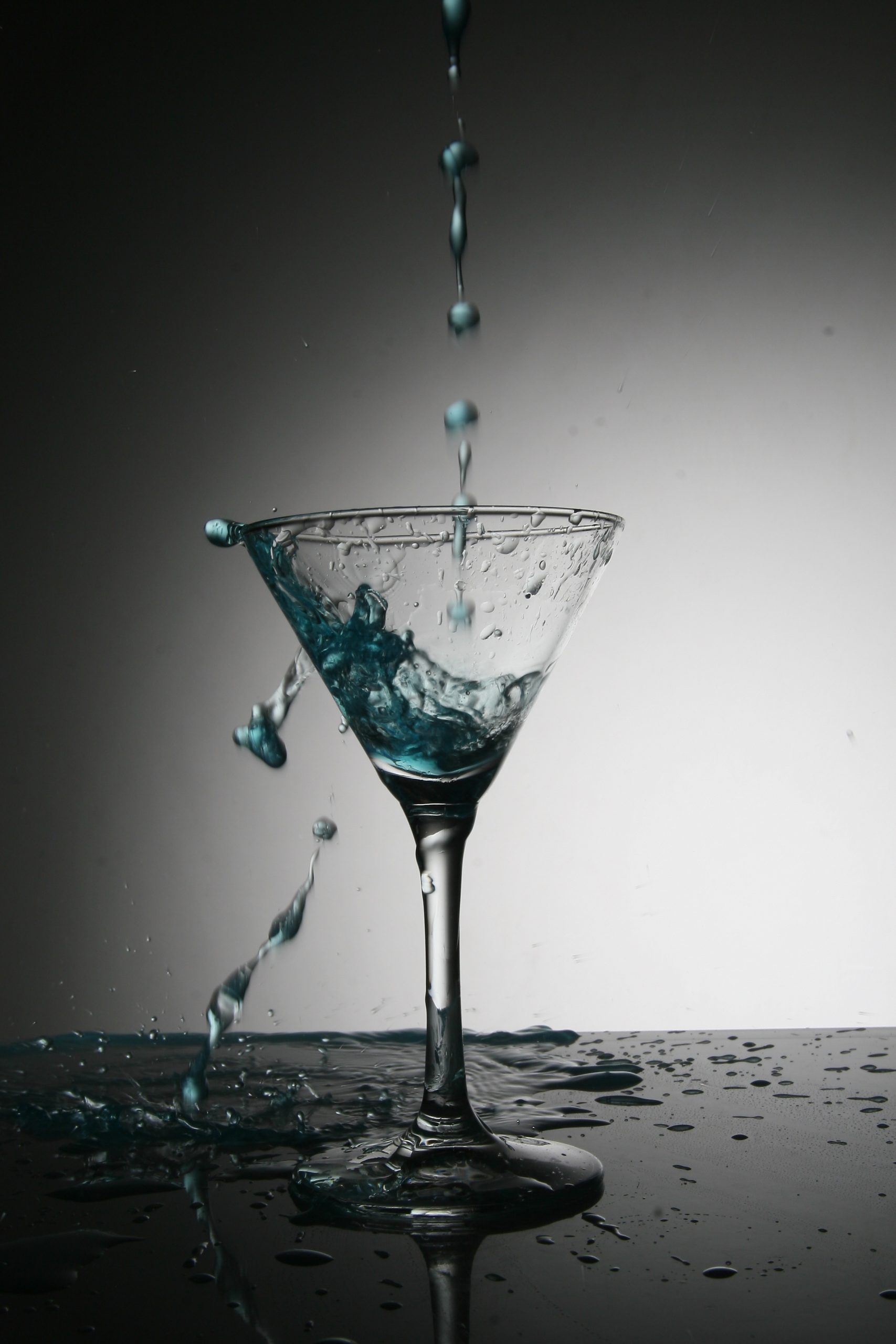 Bruxelles e il “Nuovo Vino”: Dealcolazione e Acqua Sconvolgono l’Enologia