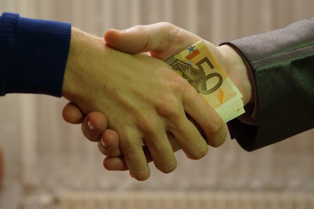 Frode Fiscale e Riciclaggio: Sequestrati 70.000 Euro a Evasore Totale del Settore Conciario che Finanziava un Privato.