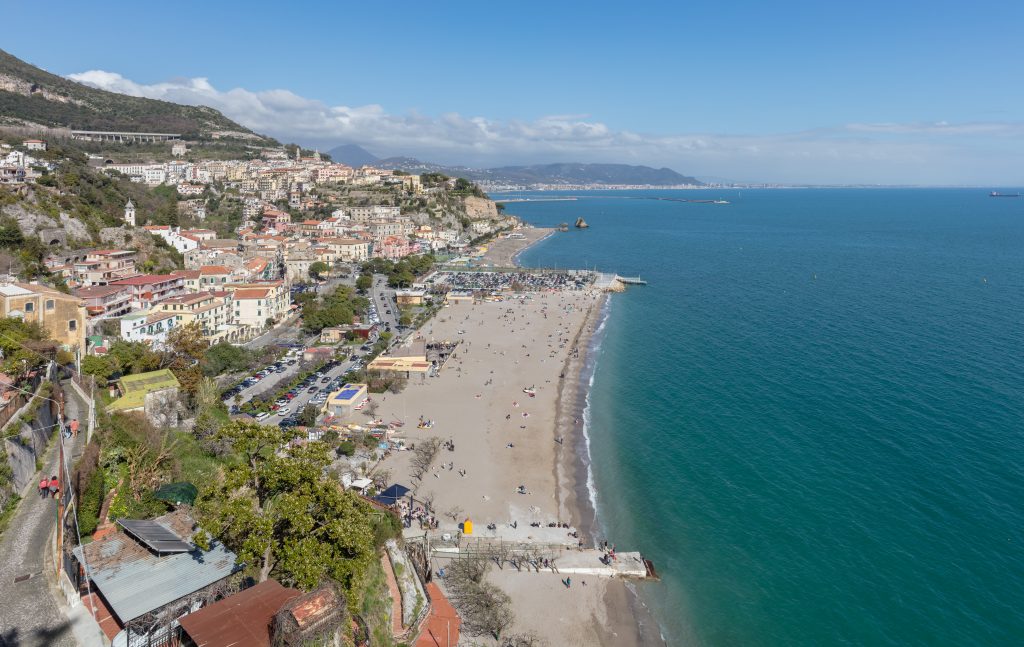 Drammatico Ritrovamento a Cava de’ Tirreni: Giovane Deceduto in Casa della Compagna, Ipotesi Suicidio al Vaglio