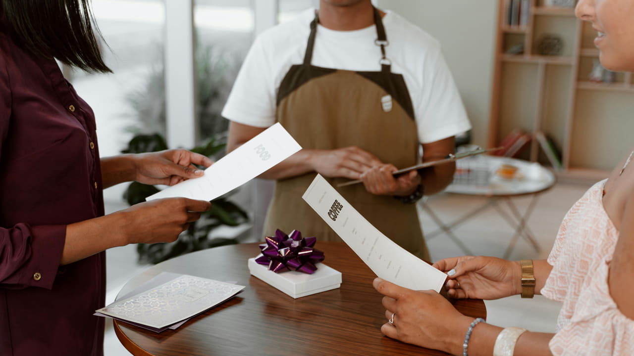 Un cameriere prende gli ordini - Foto Pexels - Retesei.com