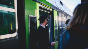 Un controllore del treno - Foto Pexels - Retesei.com
