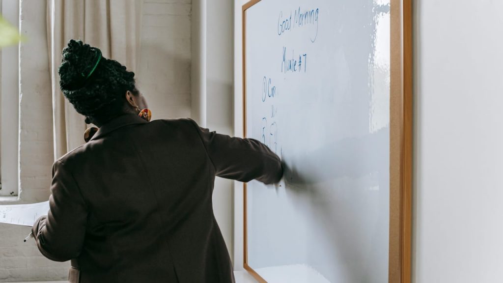Una docente alla lavagna - Foto Pexels - Retesei.com
