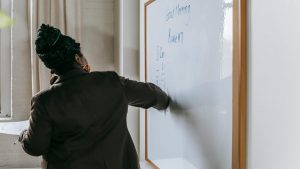 Una docente alla lavagna - Foto Pexels - Retesei.com