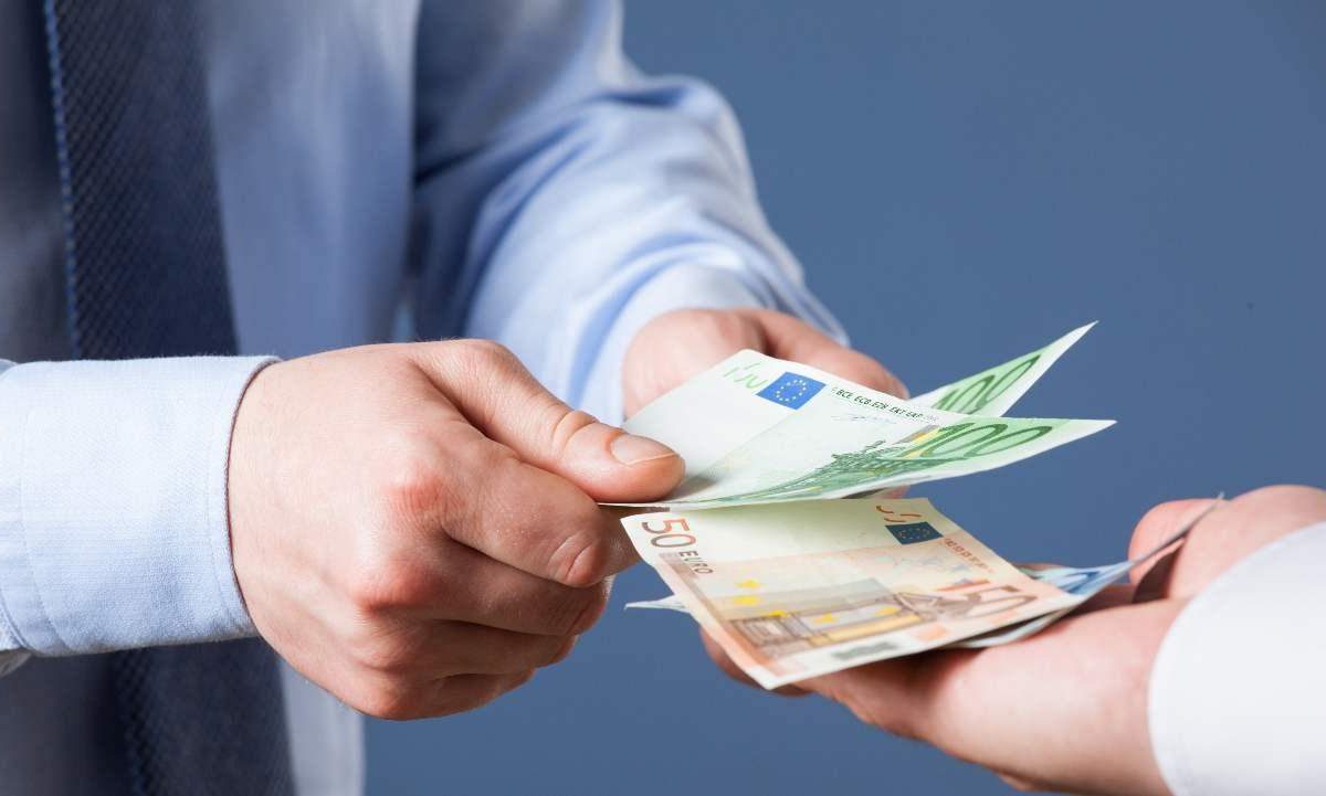 Busta paga, arrivano gli aumenti obbligatori ma poco per volta | Ecco quanto inizieranno a pagarti da domani