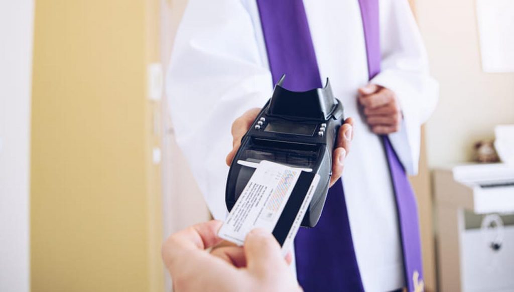 “Non ho monetine”, “Puoi pagare con il POS”, adesso in chiesa devi pagare per la funzione | Altro che spicci: tira fuori la carta