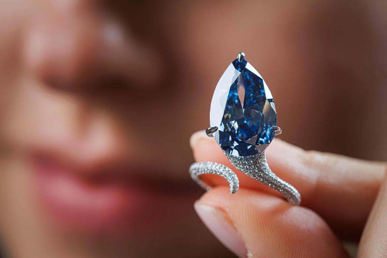 Mellon Blue, il diamante da 20 carati appena venduto a 40 milioni di dollari | È un gioiello unico nella storia