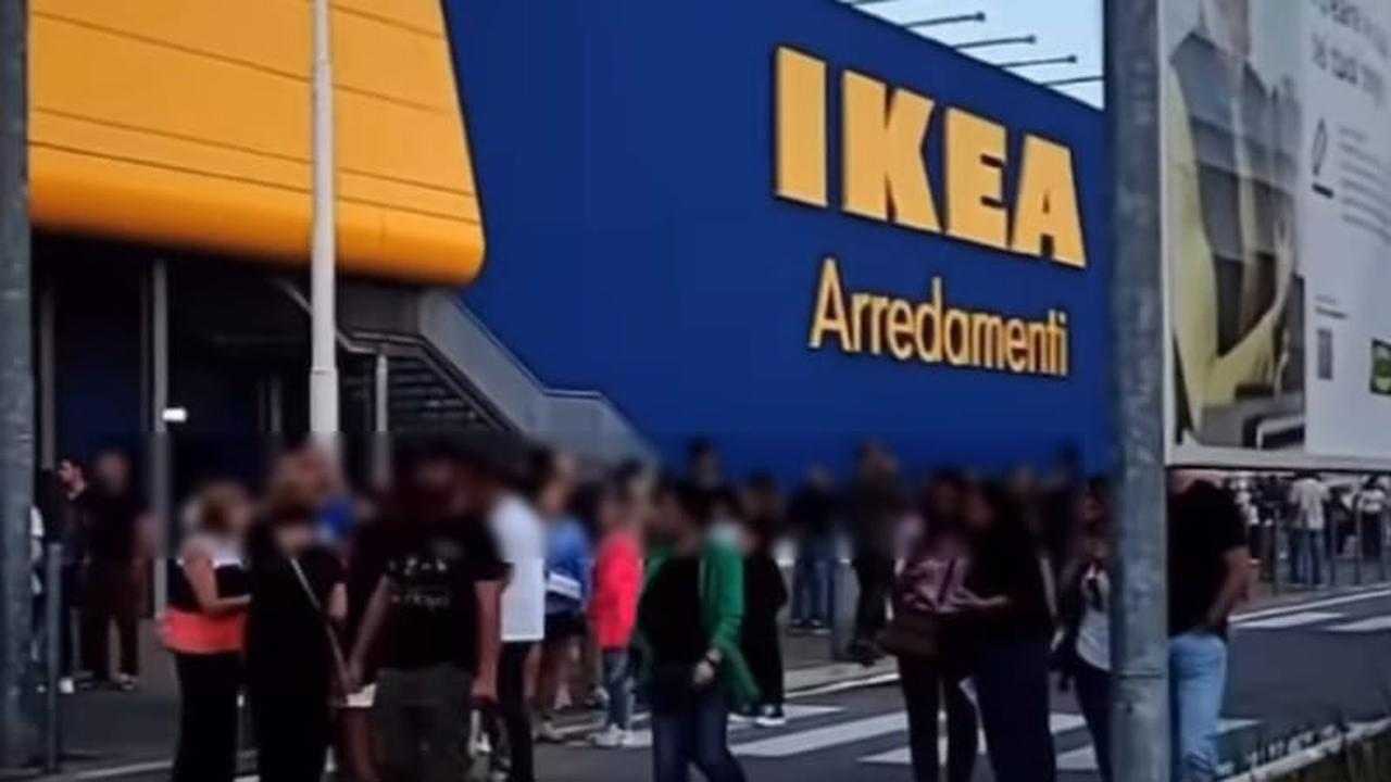 IKEA in allarme: evacuazione immediata | clienti e personale bloccati dalle fiamme