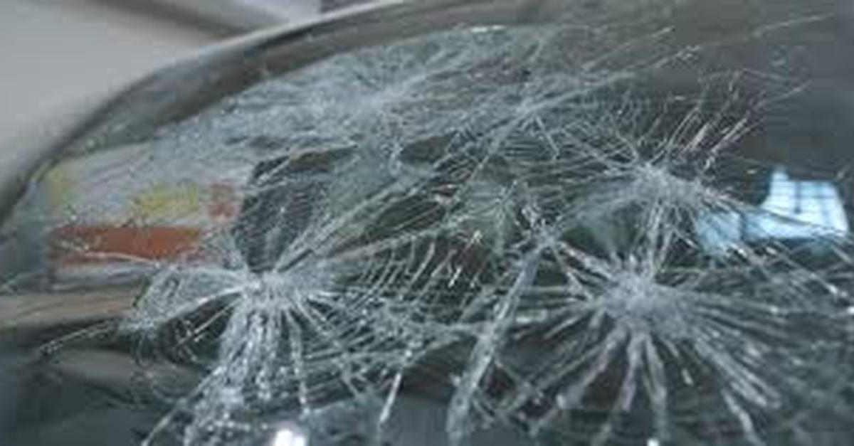 Danni al vetro dell’auto sull’autostrada: sei costretto a pagare? No, puoi chiedere risarcimento | il “pedaggio = contratto” che vale davvero