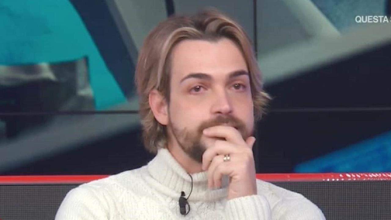 Lutto Valerio Scanu, l’addio straziante: se ne va l’uomo più importante della sua vita | Crolla in lacrime