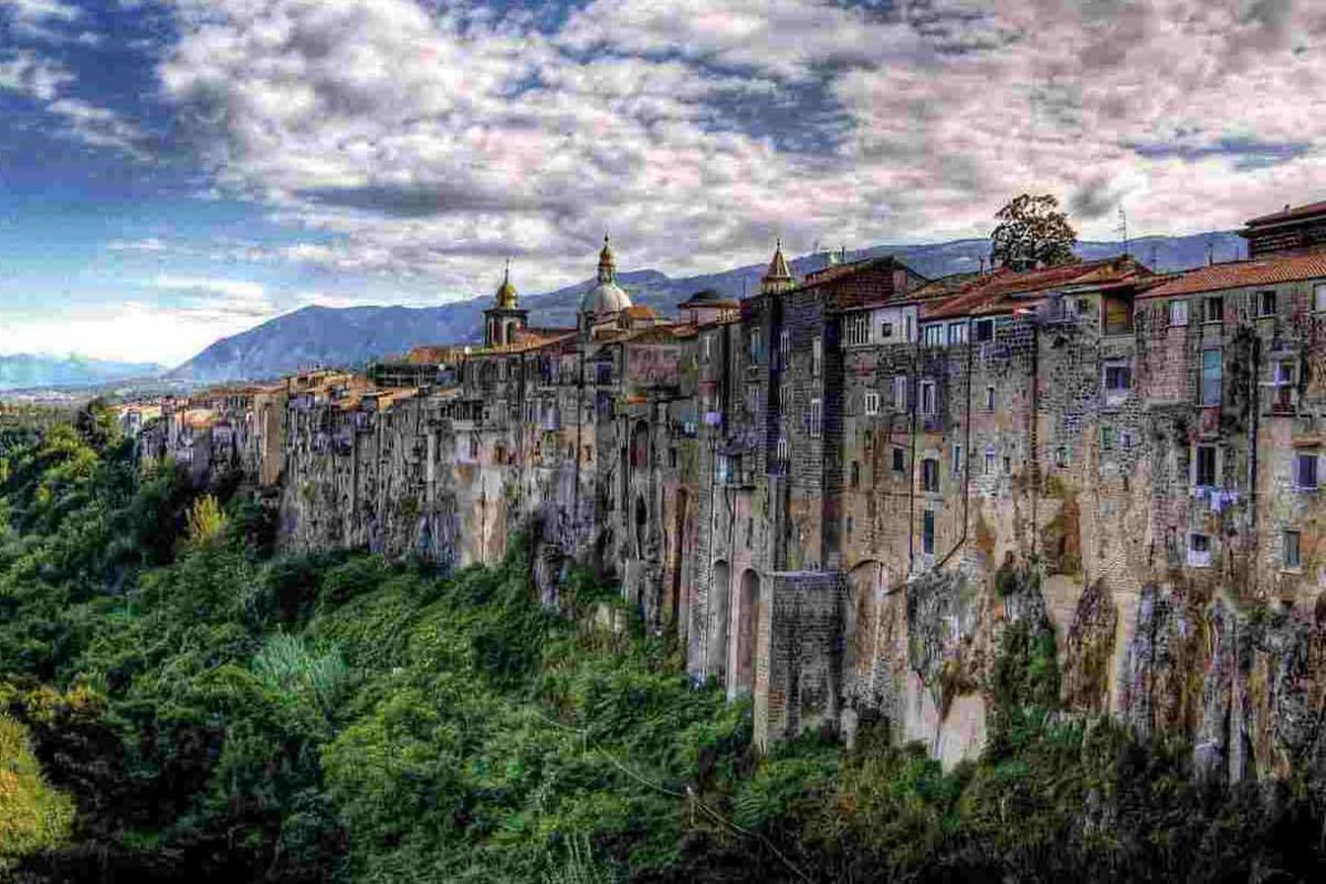 A pochi passi dal Golfo, c’è un borgo nascosto a 35 minuti | Sembra un set cinematografico: ti fa sentire in un’altra epoca