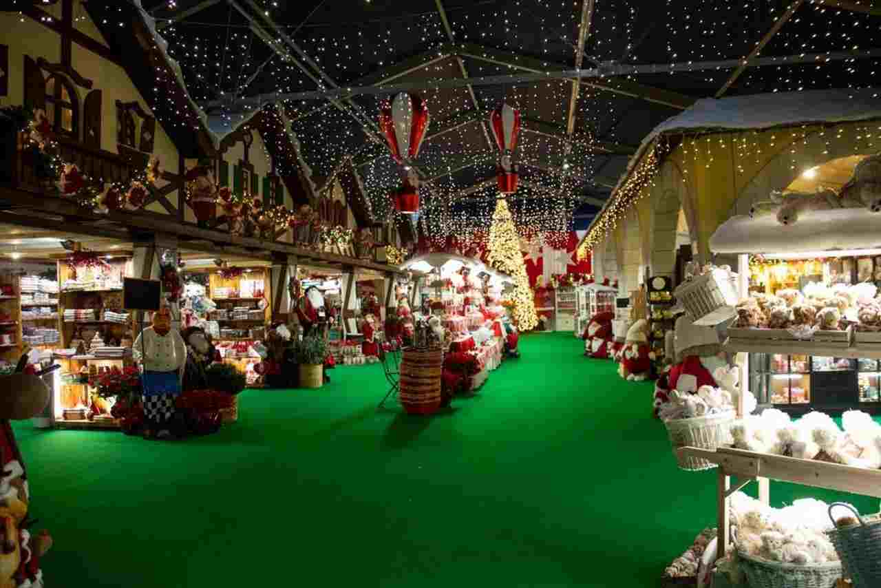 Riapre il Villaggio di Babbo Natale al coperto più grande d’Italia: un luogo che ti entra dentro appena varchi la porta