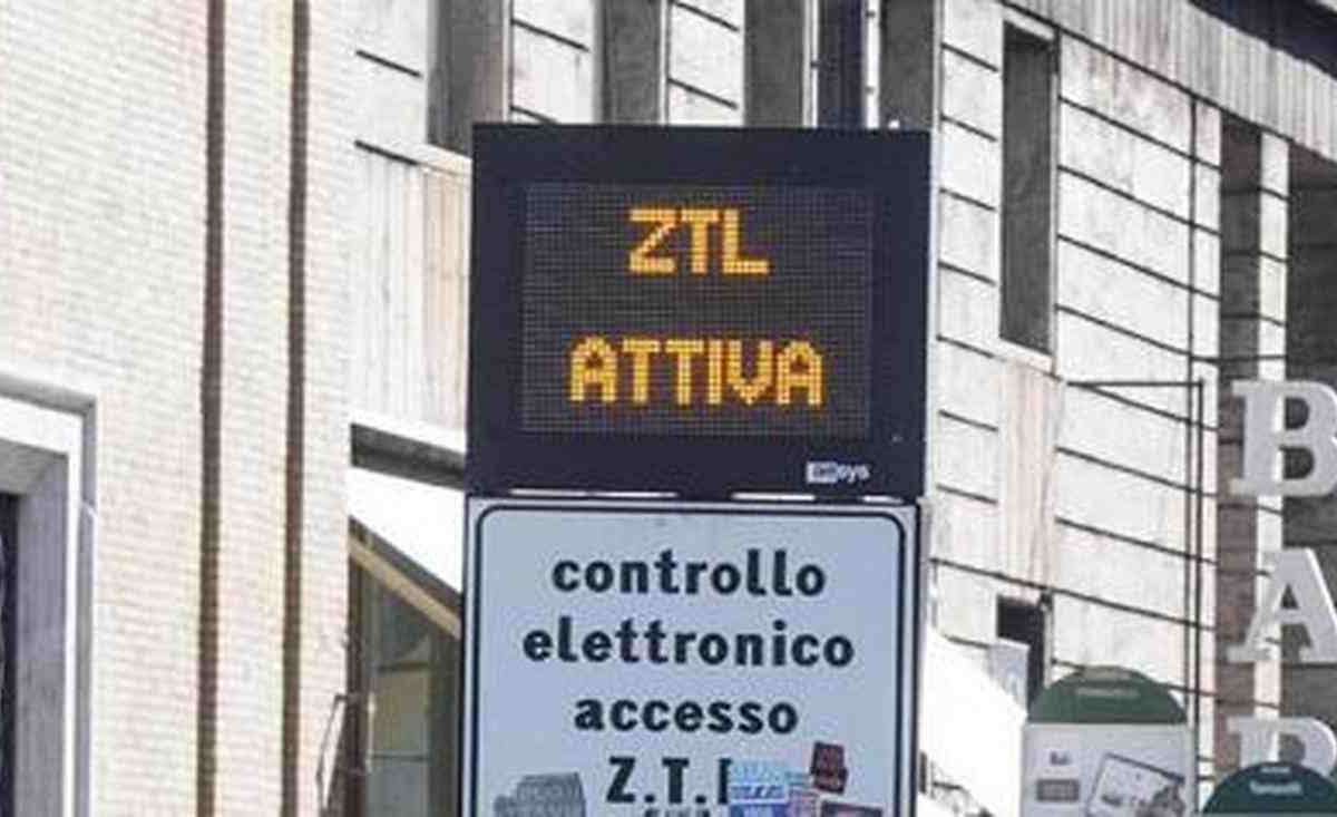 Napoli, traffico fuori controllo: Manfredi accelera sulla maxi Ztl in centro | Prime chiusure già dal 2026