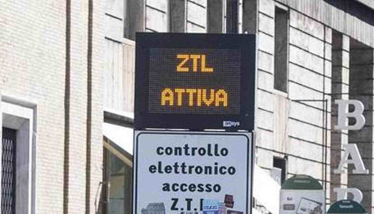 Napoli, traffico fuori controllo: Manfredi accelera sulla maxi Ztl in centro | Prime chiusure già dal 2026