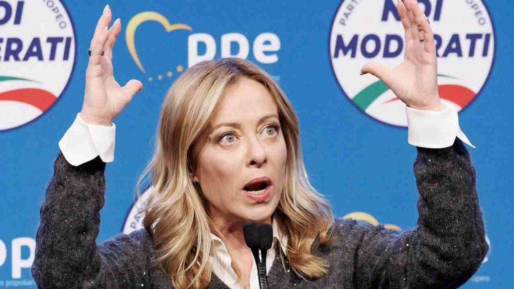 “Fatti curare!”, attacco feroce alla Meloni in diretta | La frase che incendia lo scontro politico